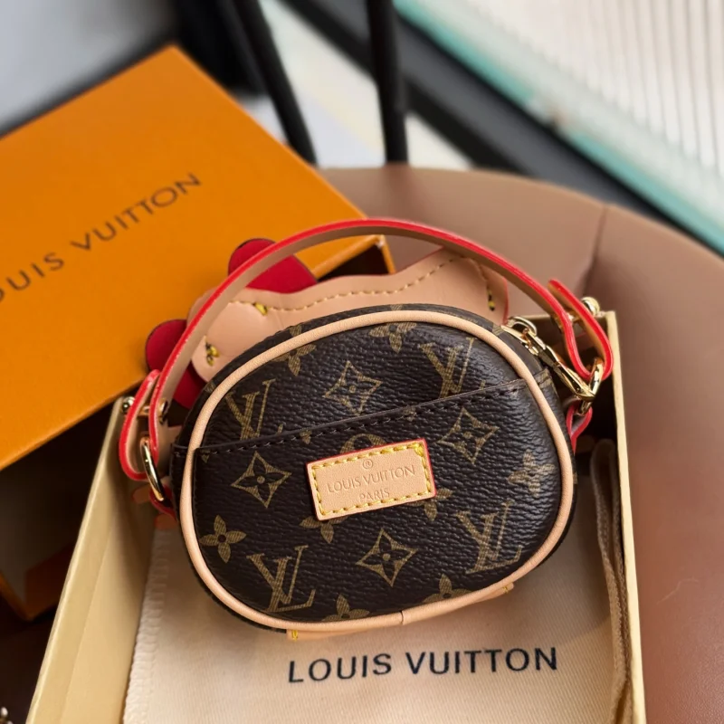 2025新款ルイヴィトン可愛いハローキティミニバッグ ハンギングクロスボディバッグ lv57773