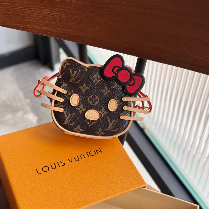 2025新款ルイヴィトン可愛いハローキティミニバッグ ハンギングクロスボディバッグ lv57773