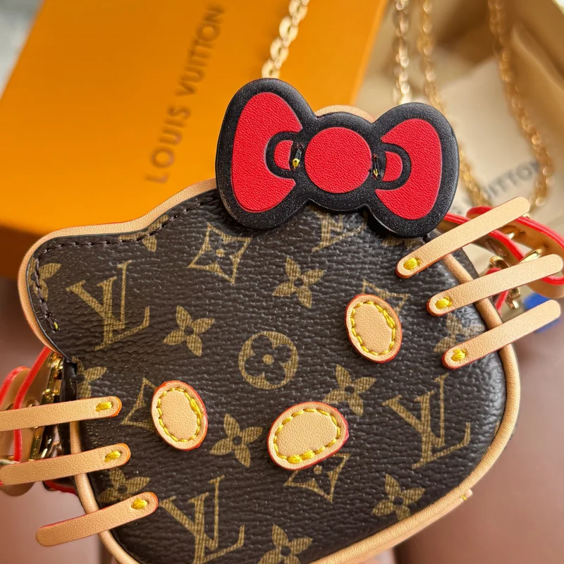 2025新款ルイヴィトン可愛いハローキティミニバッグ ハンギングクロスボディバッグ lv57773