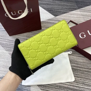 蛍光グリーンのエンボスプリントが施されたグッチジップアラウンド長財布コピー 835003
