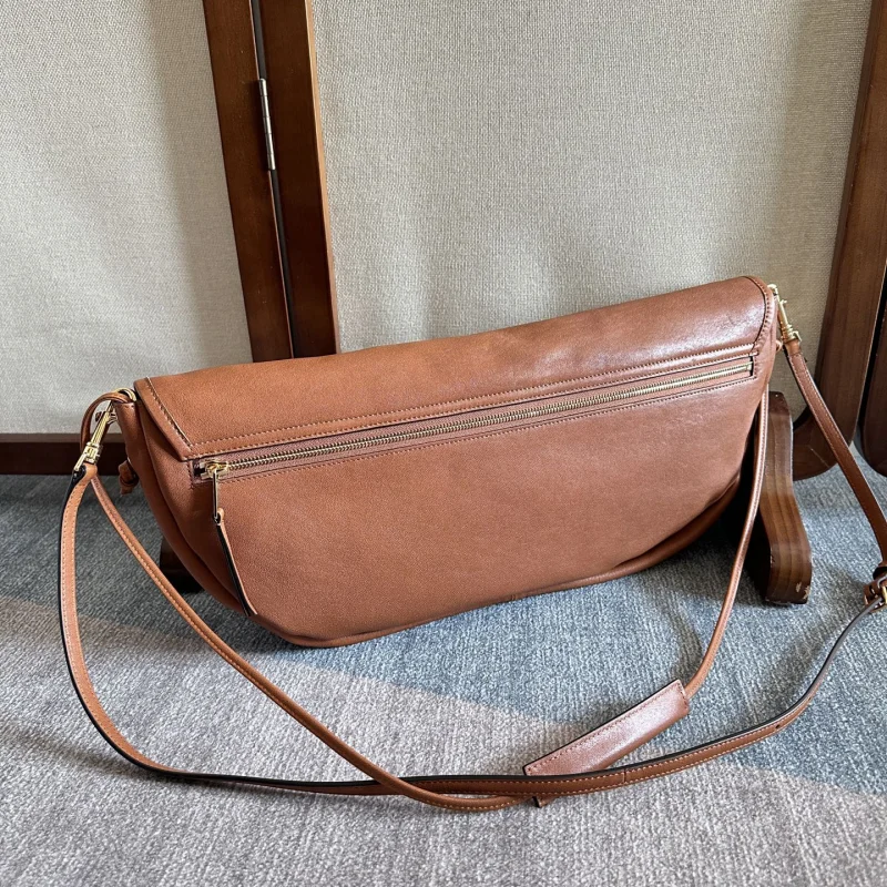 新作超かっこいいセリーヌハーフムーン柔らかく光沢のバッグ 124142-1