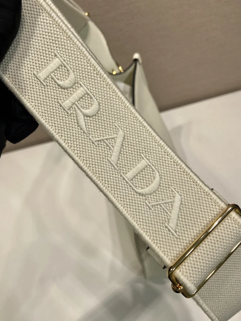 最も良いプラダファブリックワインスーパーコピートートバッグ激安価格登場! 1BC073-3