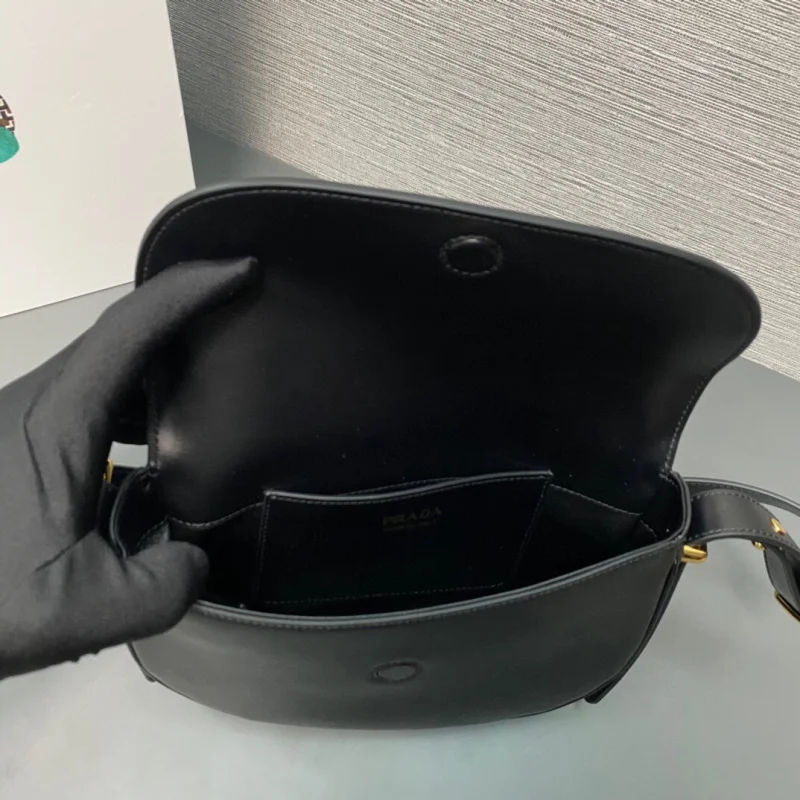 ミニマルなデザインのプラダ ムーン ハンドバッグ汎用性の高い魅力 1BD365