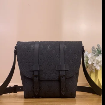 ブランド高品質のルイ・ヴィトン クリストファー ブラック エンボス メッセンジャーバッグ M28324