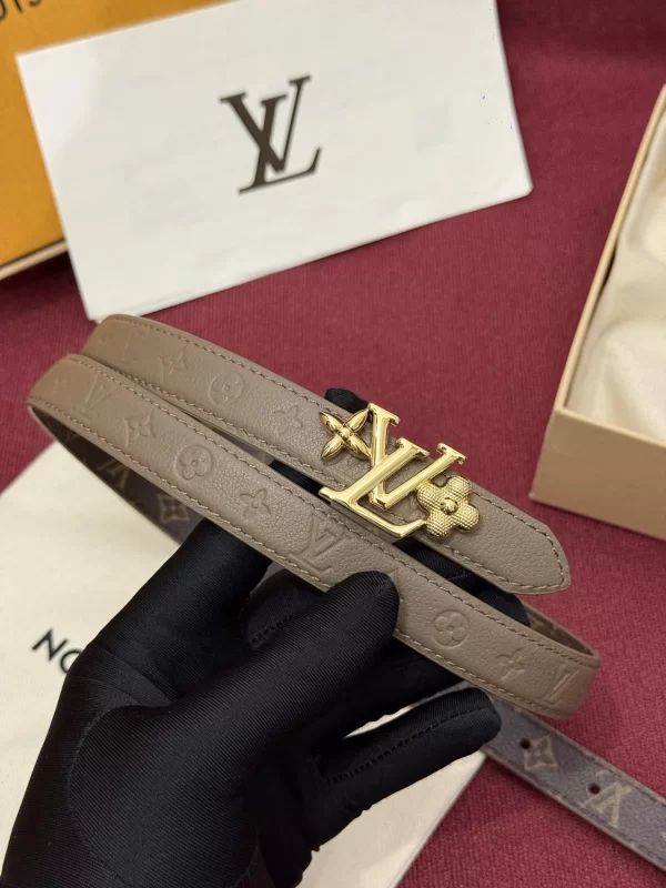 2026 年春夏のルイヴィトンコピーリバーシブルベルト LV900458