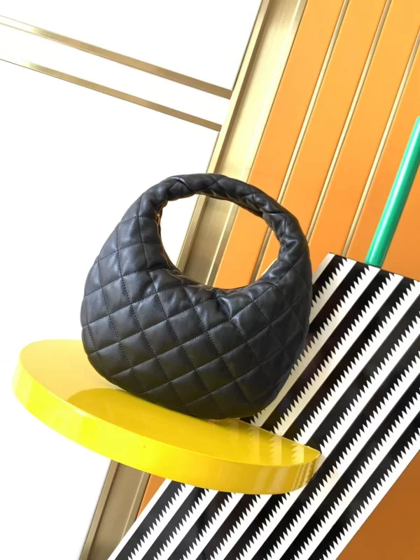 2026高級品サンローランクレセントホーボーショルダーバッグ 851689
