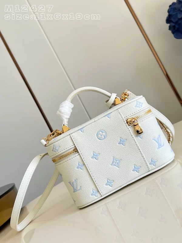 ルイヴィトンコピー精緻な刺繍が施されたホワイト&ブルーのヴァニティケース M12427