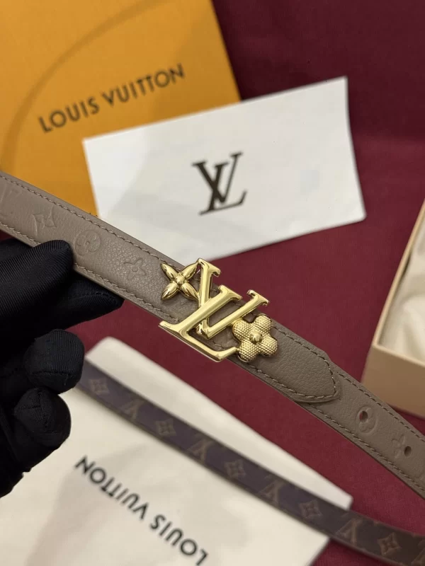2026 年春夏のルイヴィトンコピーリバーシブルベルト LV900458