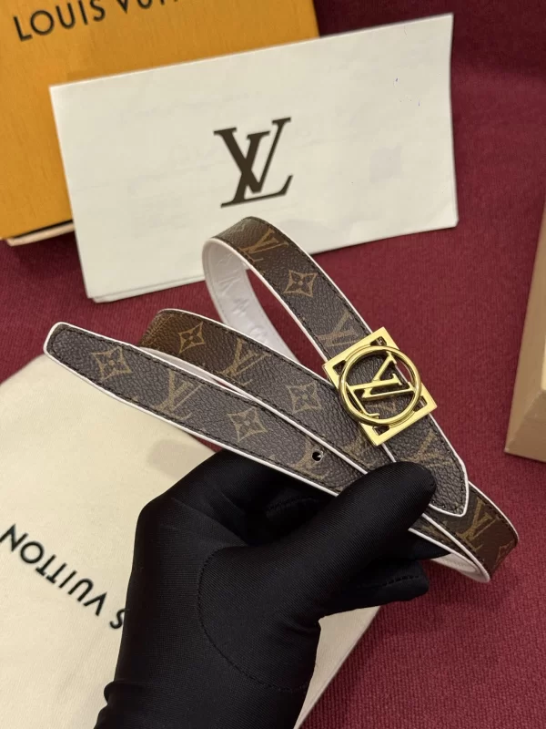 ルイ・ヴィトンベルトコピーLV900457正面