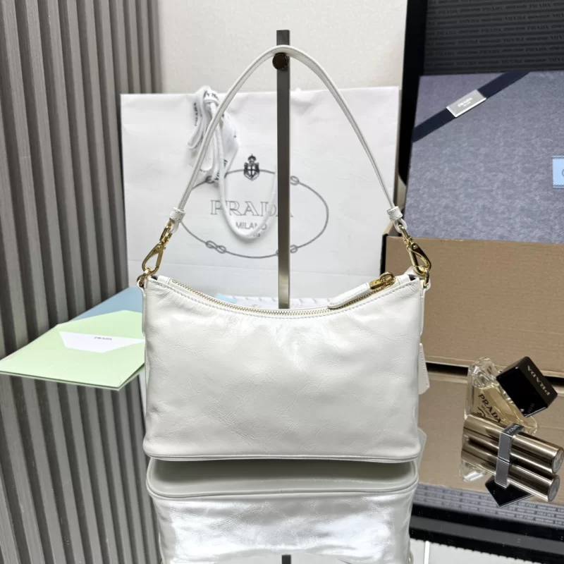 最も良いプラダスーパーコピー三日月型ホーボーバッグ ホワイトオイルレザー 1BC305
