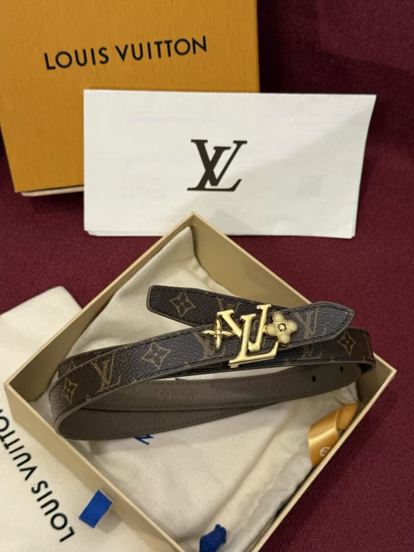 2026 年春夏のルイヴィトンコピーリバーシブルベルト LV900458