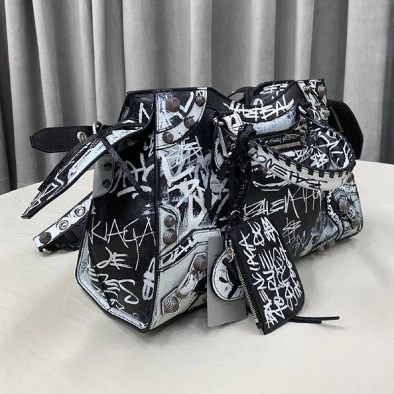 人気バレンシアガ スーパーコピー ショルダーバッグ ポシェット bak49472