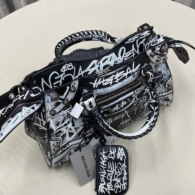 人気バレンシアガ スーパーコピー ショルダーバッグ ポシェット bak49472