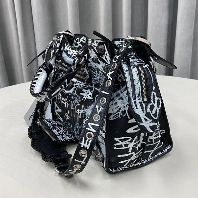 人気バレンシアガ スーパーコピー ショルダーバッグ ポシェット bak49472