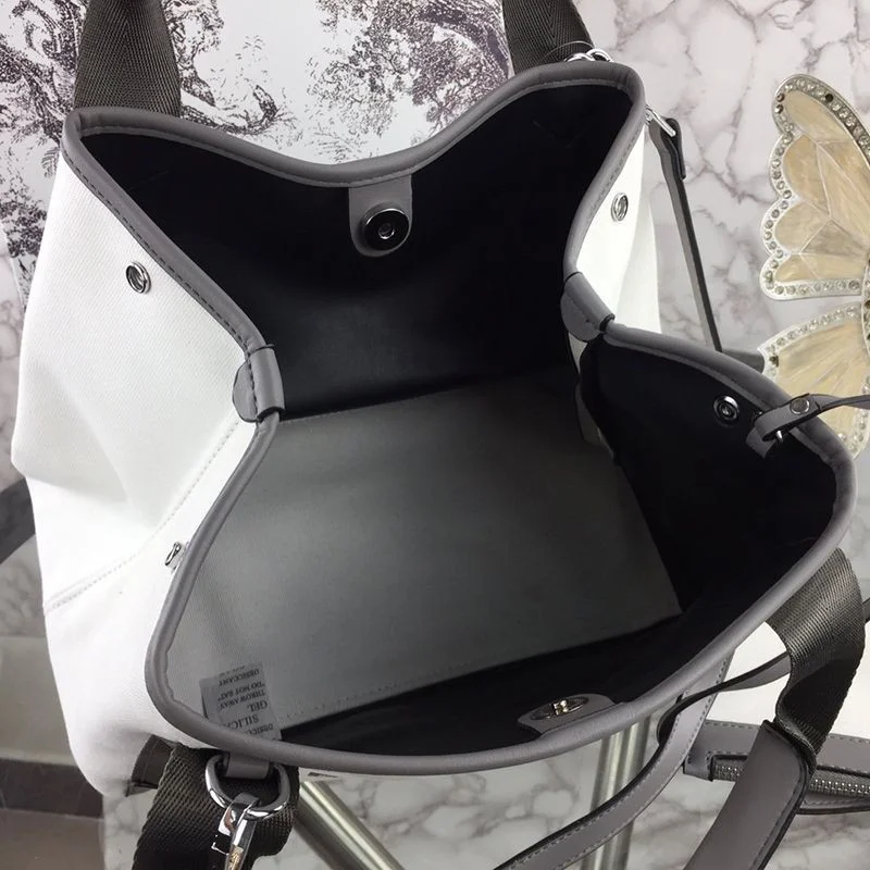 大人気!バレンシアガ ネイビーカバス コピー S トート ホワイト×ブラック bal15429
