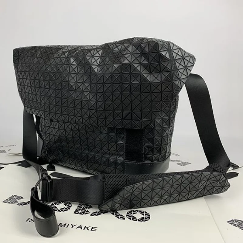 定番バオバオイッセイミヤケ 偽物 ショルダーバッグ bab75575