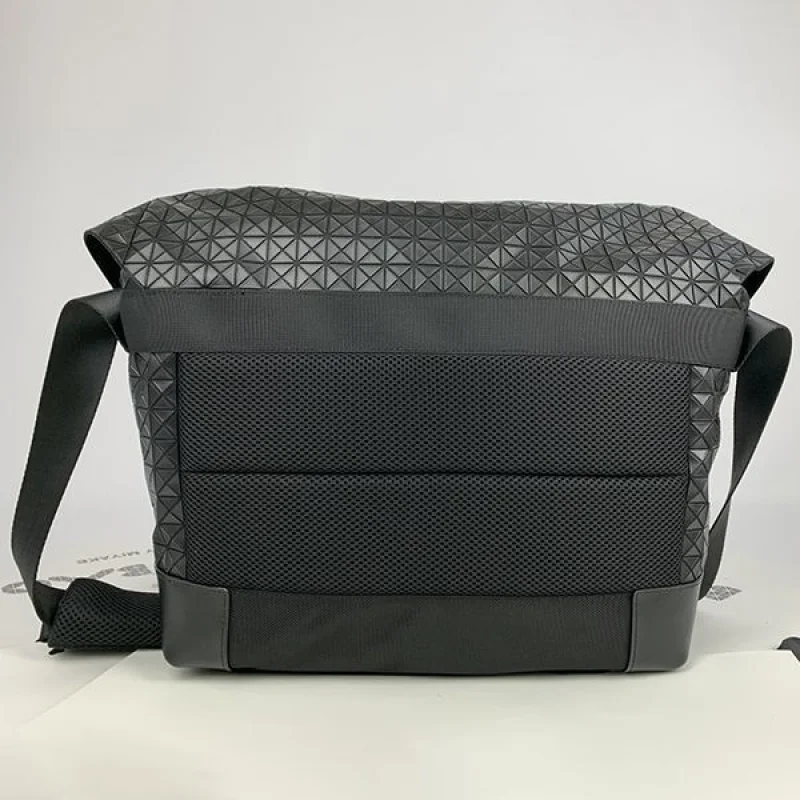 定番バオバオイッセイミヤケ 偽物 ショルダーバッグ bab75575
