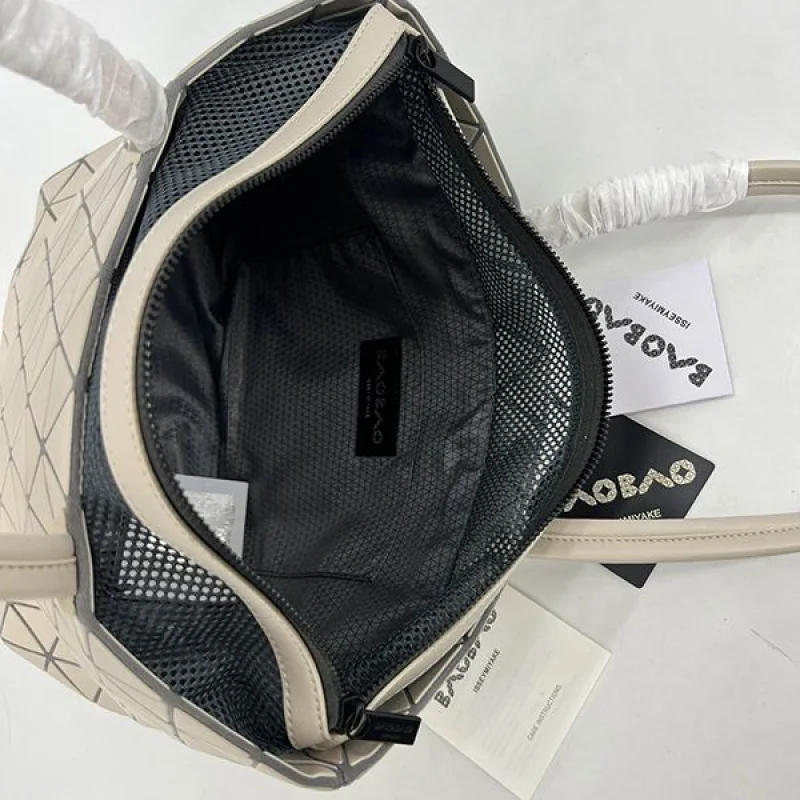 入手困難BAOBAO ISSEY コピー MIYAKE カルトン メタリック バッグ bao54459