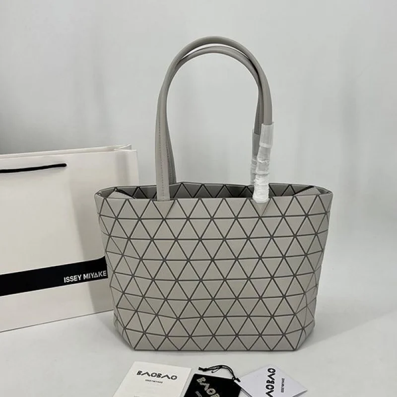 送料込BAOBAO ISSEY 偽物 MIYAKE カルトン メタリック バッグ bae74241