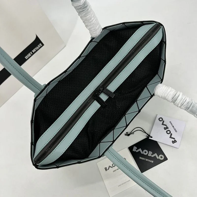 送料込BAOBAO ISSEY 偽物 MIYAKE カルトン メタリック バッグ bae74241