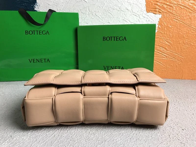 入手困難ボッテガヴェネタ パデットカセット コピー ショルダーバッグ アーモンド 591970VCQR12700