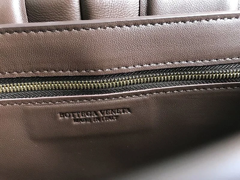 欲しい♡超限定♪ボッテガヴェネタ パデットカセット コピー ショルダーバッグ グレープ 591970VCQR15010