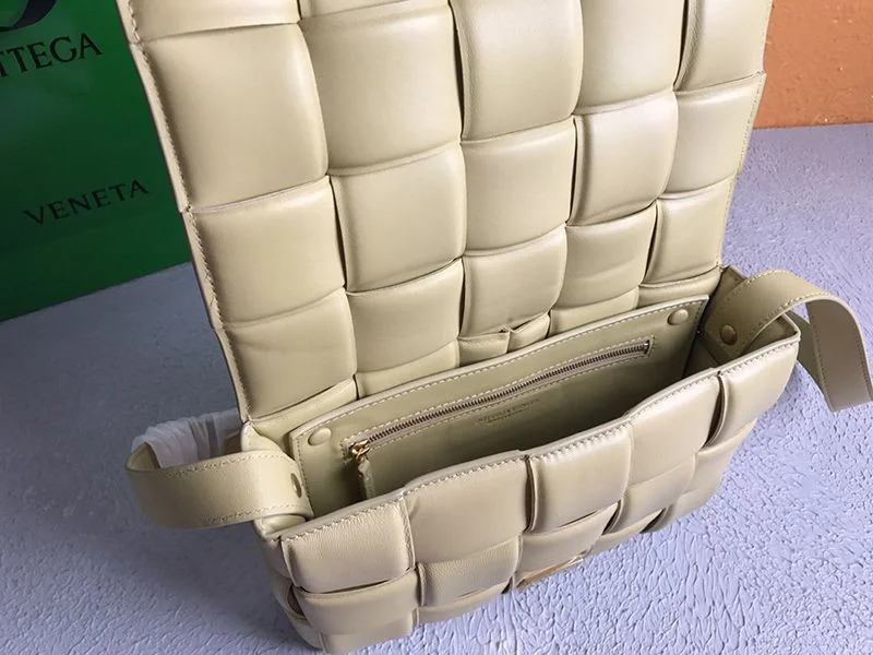 最安値挑戦ボッテガヴェネタ コピー パデッドカセット ショルダーバッグ シナバー 591970VCQR19782