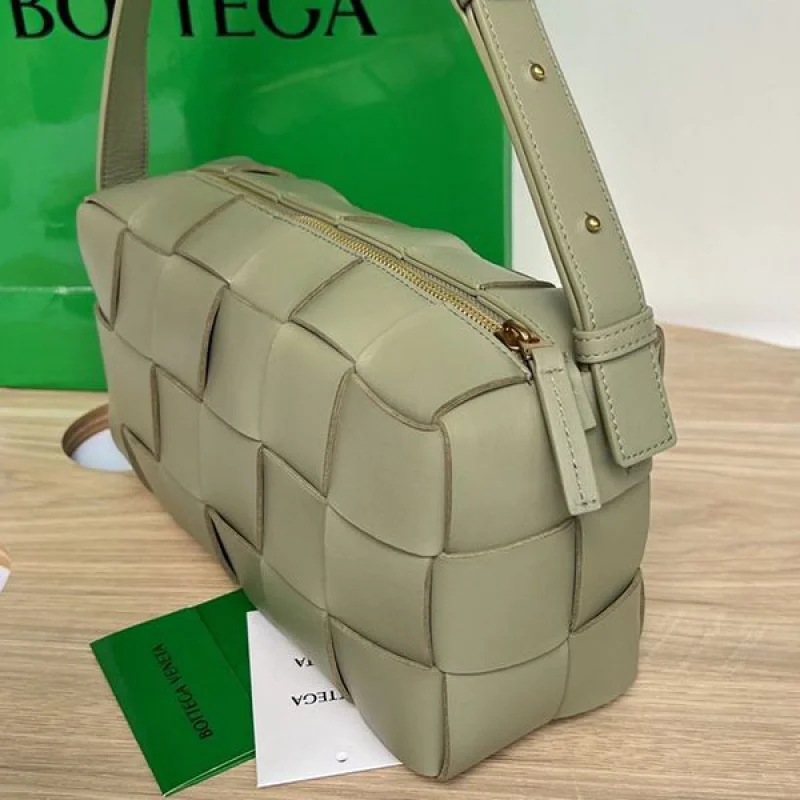 完売必至ボッテガ ヴェネタ ブリック カセット ショルダーバッグ 偽物 709360VMAY12916