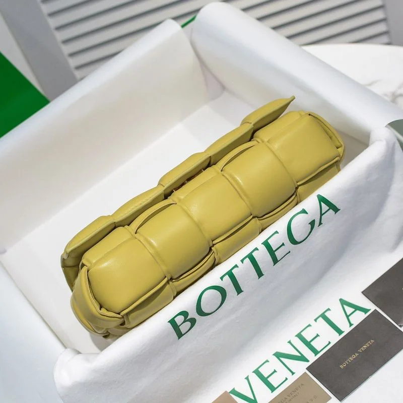 大人気!ボッテガヴェネタ ザチェーン カセット コピー レザー製クロスボディバッグ boa02082