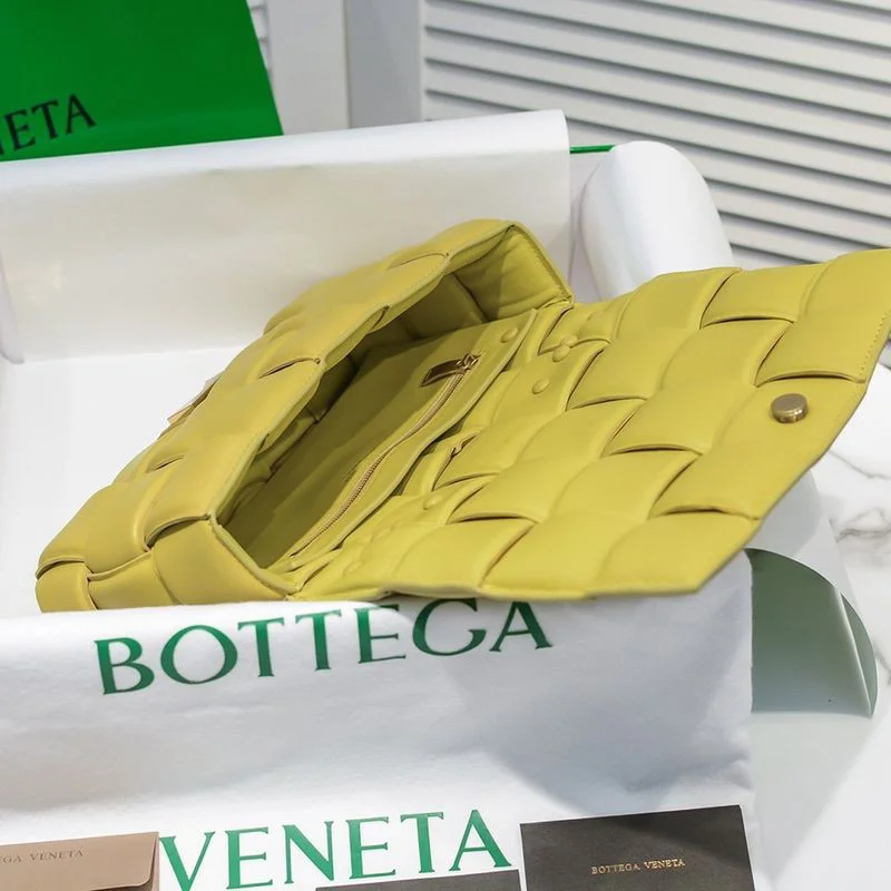 大人気!ボッテガヴェネタ ザチェーン カセット コピー レザー製クロスボディバッグ boa02082