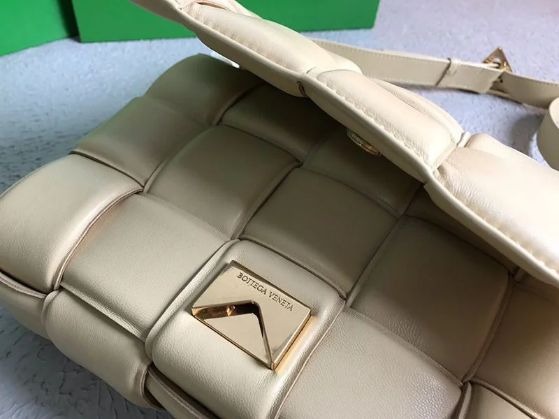 希少色ボッテガヴェネタ パデッド カセット 偽物 レザー製クロスボディバッグ boa26783