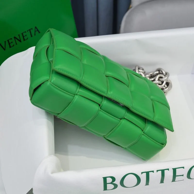 ★日本!!人気!ボッテガヴェネタ 偽物 ザチェーン カセット レザー製クロスボディバッグ boa49393