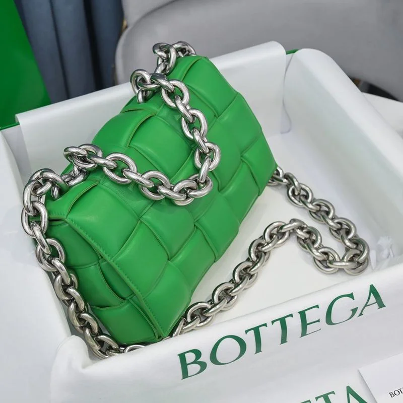 ★日本!!人気!ボッテガヴェネタ 偽物 ザチェーン カセット レザー製クロスボディバッグ boa49393