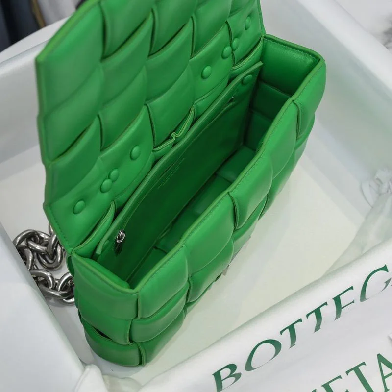 ★日本!!人気!ボッテガヴェネタ 偽物 ザチェーン カセット レザー製クロスボディバッグ boa49393