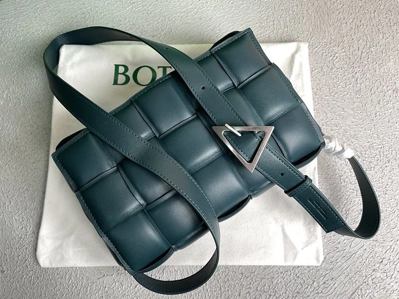 日本未入荷ボッテガヴェネタ パデッド カセット コピー レザー製クロスボディバッグ boa95690