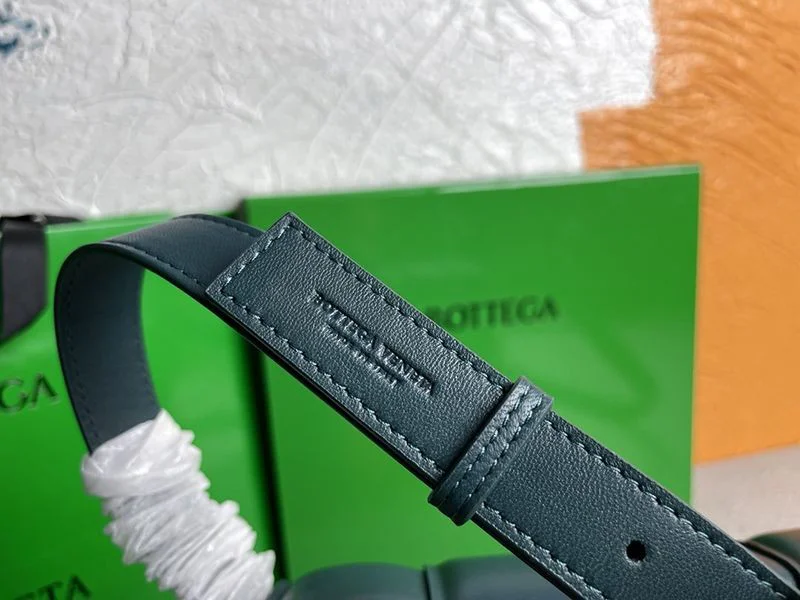 日本未入荷ボッテガヴェネタ パデッド カセット コピー レザー製クロスボディバッグ boa95690