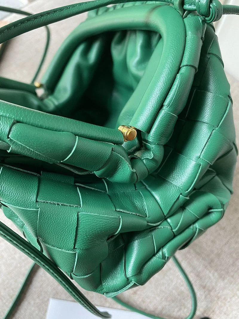 日本未入荷ボッテガヴェネタ コピー ミニ ザポーチ レザー製ミニクラッチバッグ bob30738