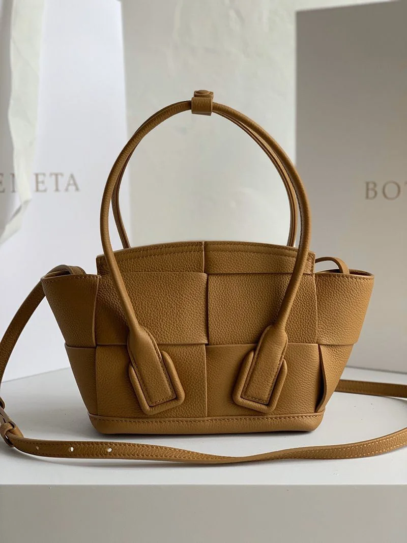 日本未入荷ボッテガヴェネタ 偽物 ザアルコ トップハンドルミニバッグ bob52947