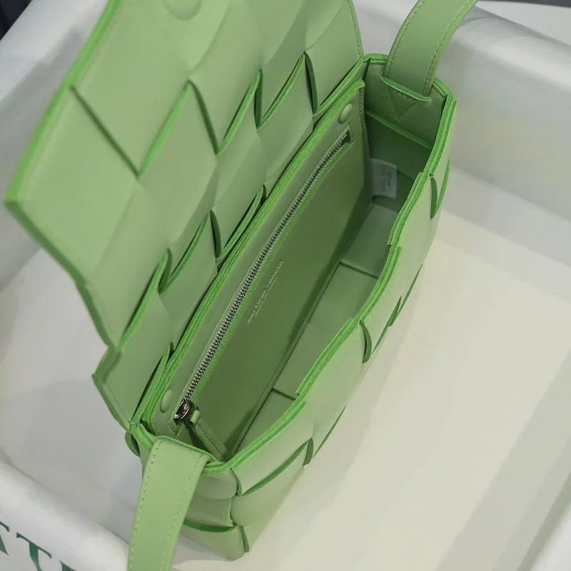21AW新作ボッテガヴェネタ カセット 偽物 クロスボディバッグ bof22787