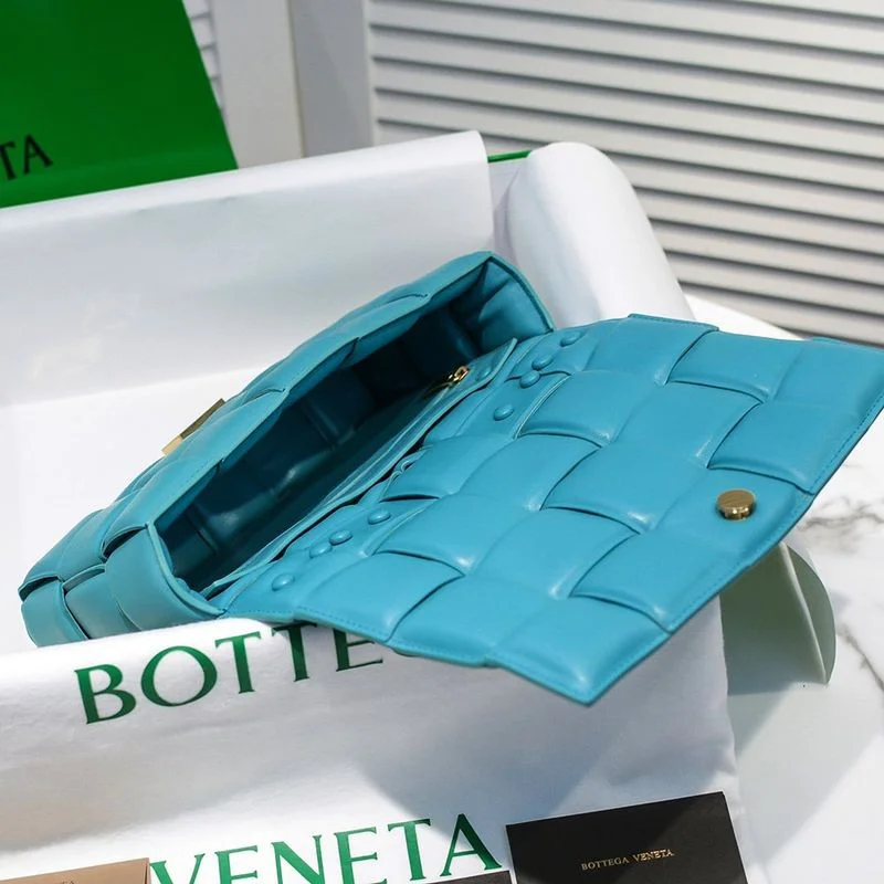 超話題!ボッテガヴェネタ コピー ザチェーン カセット レザー製クロスボディバッグ bog61130