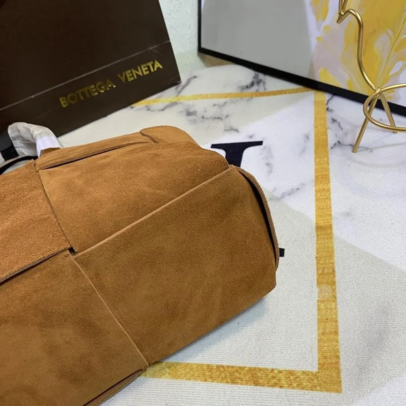 送料込ボッテガヴェネタ ザアルコ トート コピー タン カーフレザー boh60050