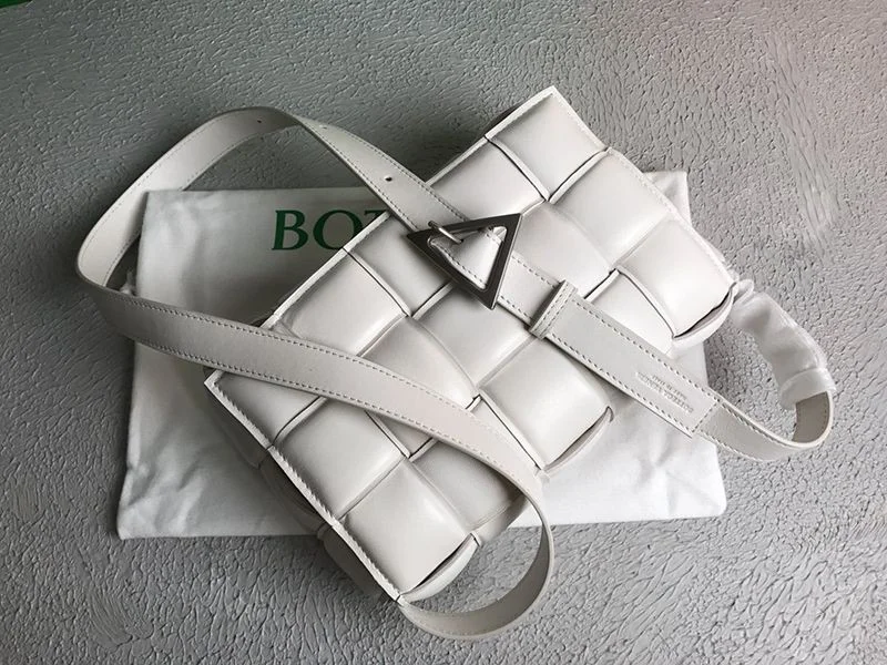 欲しい♡超限定♪ボッテガヴェネタ パデッドカセット スーパーコピー ショルダーバッグ シルバー仕上げ boj78120
