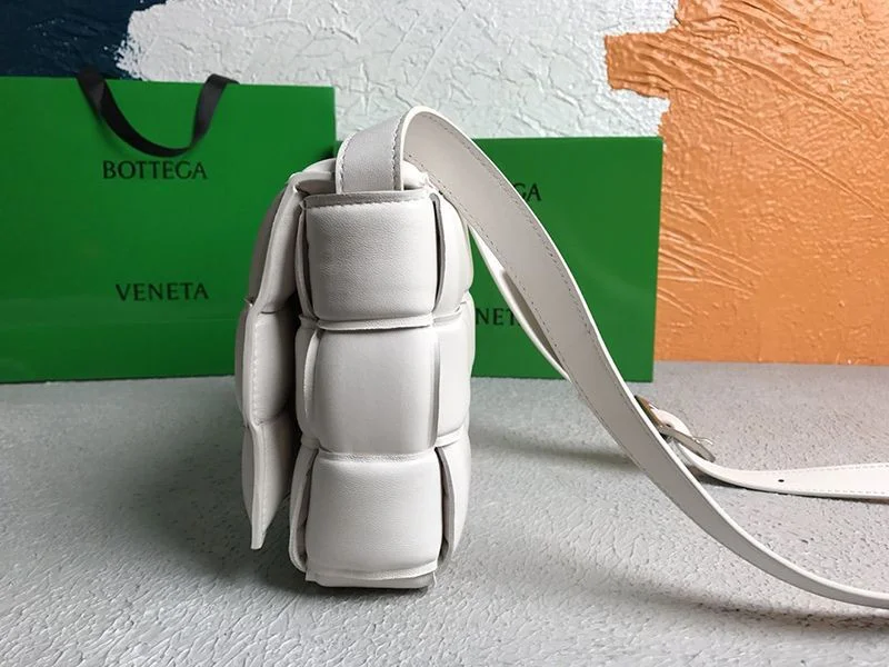 欲しい♡超限定♪ボッテガヴェネタ パデッドカセット スーパーコピー ショルダーバッグ シルバー仕上げ boj78120