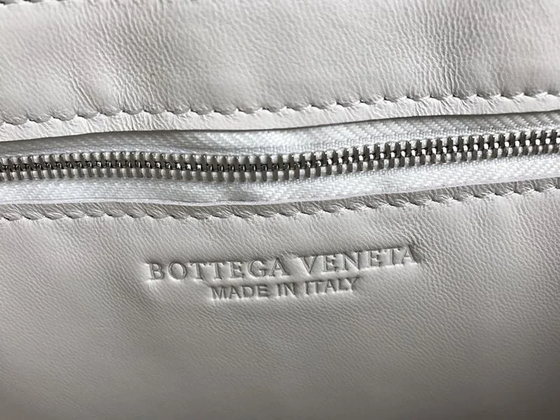 欲しい♡超限定♪ボッテガヴェネタ パデッドカセット スーパーコピー ショルダーバッグ シルバー仕上げ boj78120