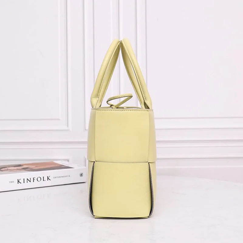 目を惹くカラー ボッテガヴェネタ アルコ トートスーパーコピーARCO TOTE bol03255