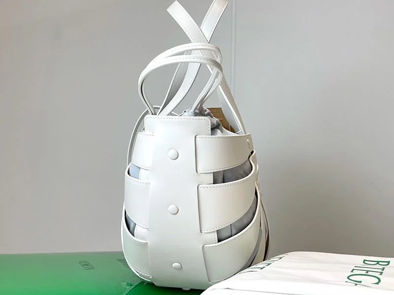 21AW新作ボッテガヴェネタ シェル 偽物 ミディアムトートバッグ boq24617