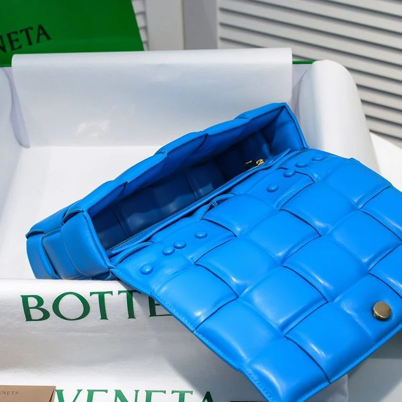 秋冬新作ボッテガヴェネタ ザチェーン カセット 偽物 レザー製クロスボディバッグ boq88057