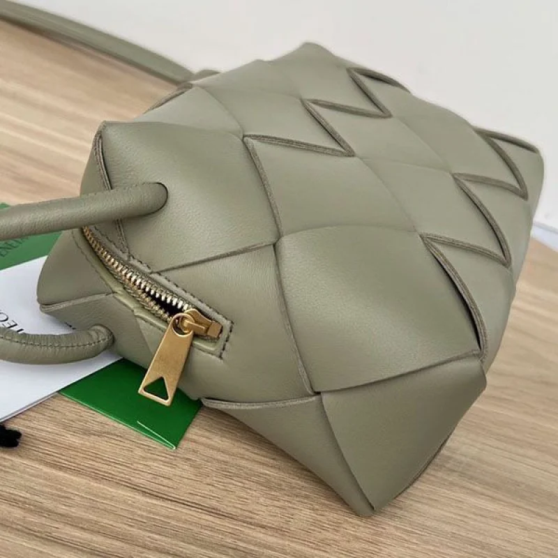 即発送 ボッテガ カセット スモール 偽物 ショルダーバッグ bor64198