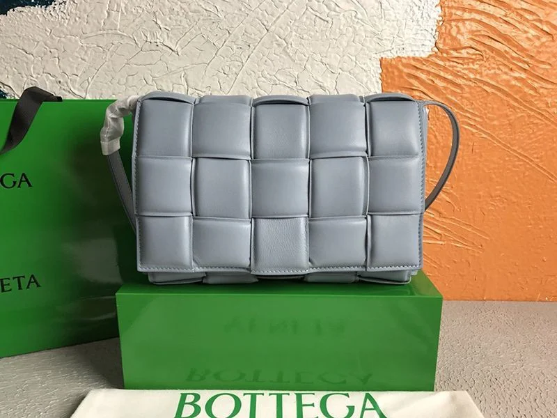 可愛いボッテガヴェネタ パデットカセット コピー ショルダーバッグ ムーングレイ bos27294