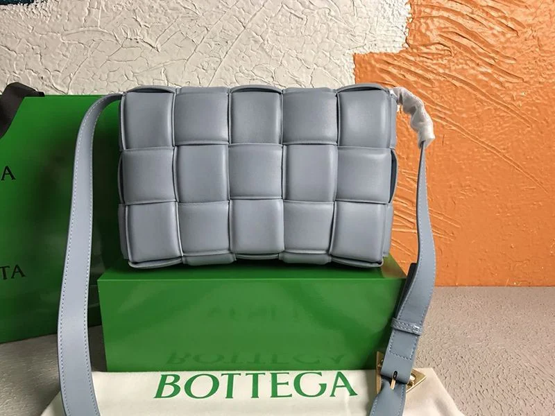 可愛いボッテガヴェネタ パデットカセット コピー ショルダーバッグ ムーングレイ bos27294